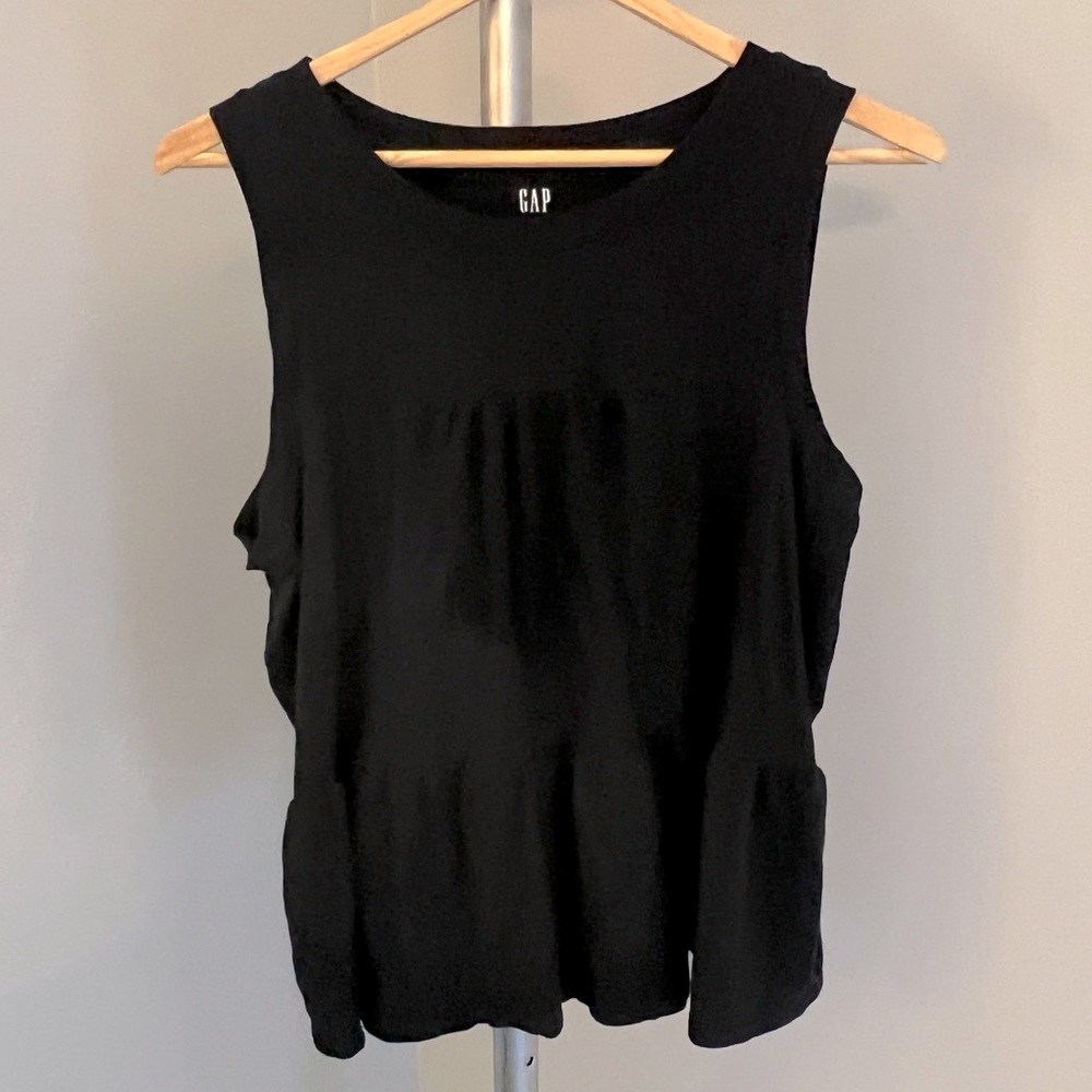 Gap L ruffle tank black EUC